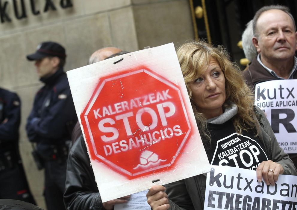 Foto: Una mujer protesta en contra de las ejecuciones hipotecarias (EFE)