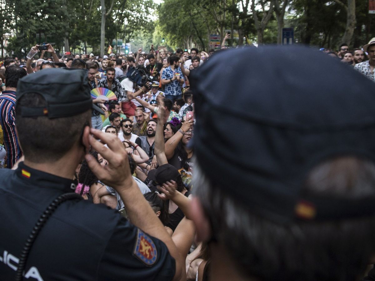 Foto: La Policía Nacional escolta a los representantes de Ciudadanos que participaban en la manifestación del Orgullo 2019. (EFE)