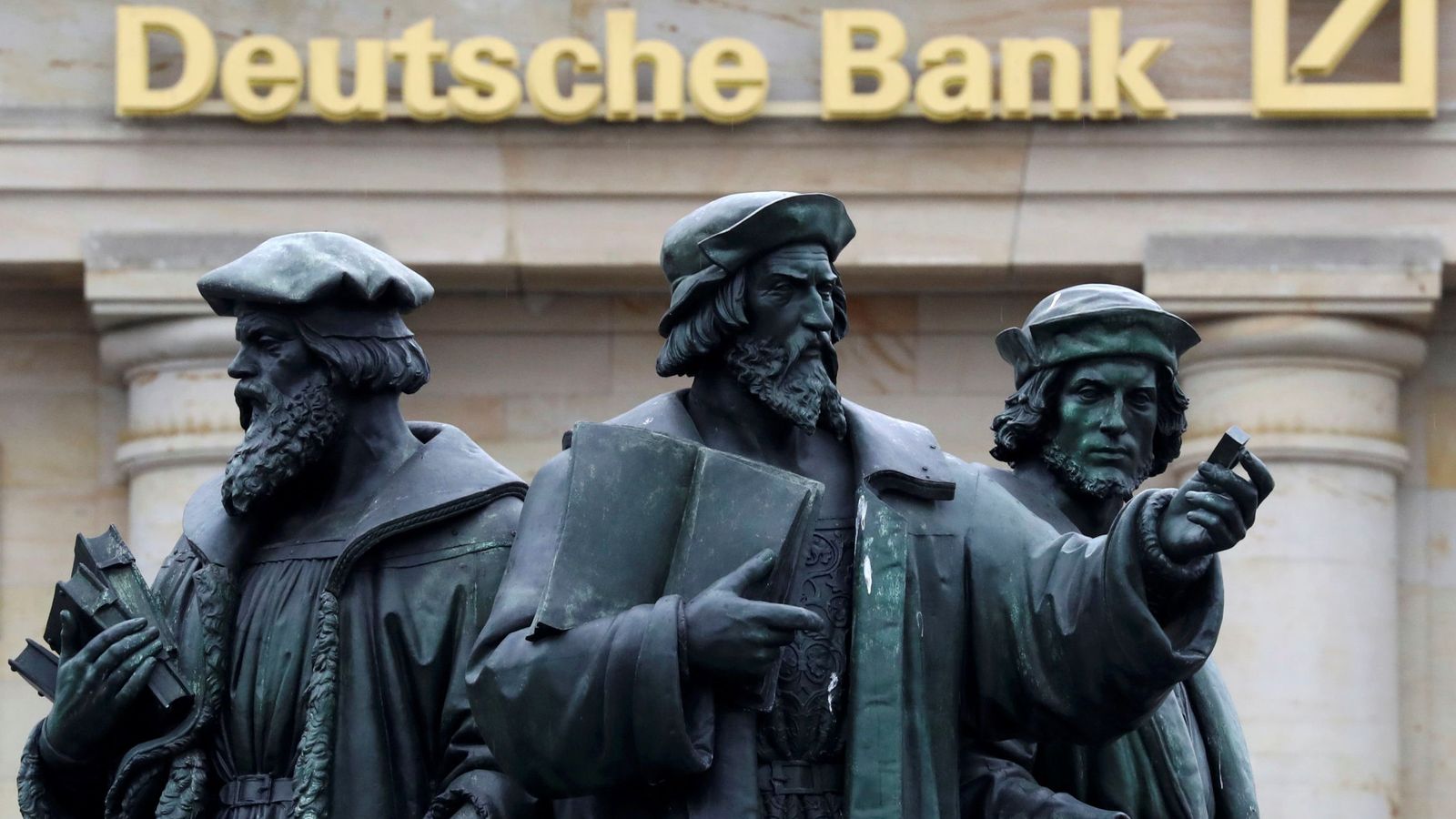 Foto: Estatuas en la sede del Deutsche Bank. (Reuters)