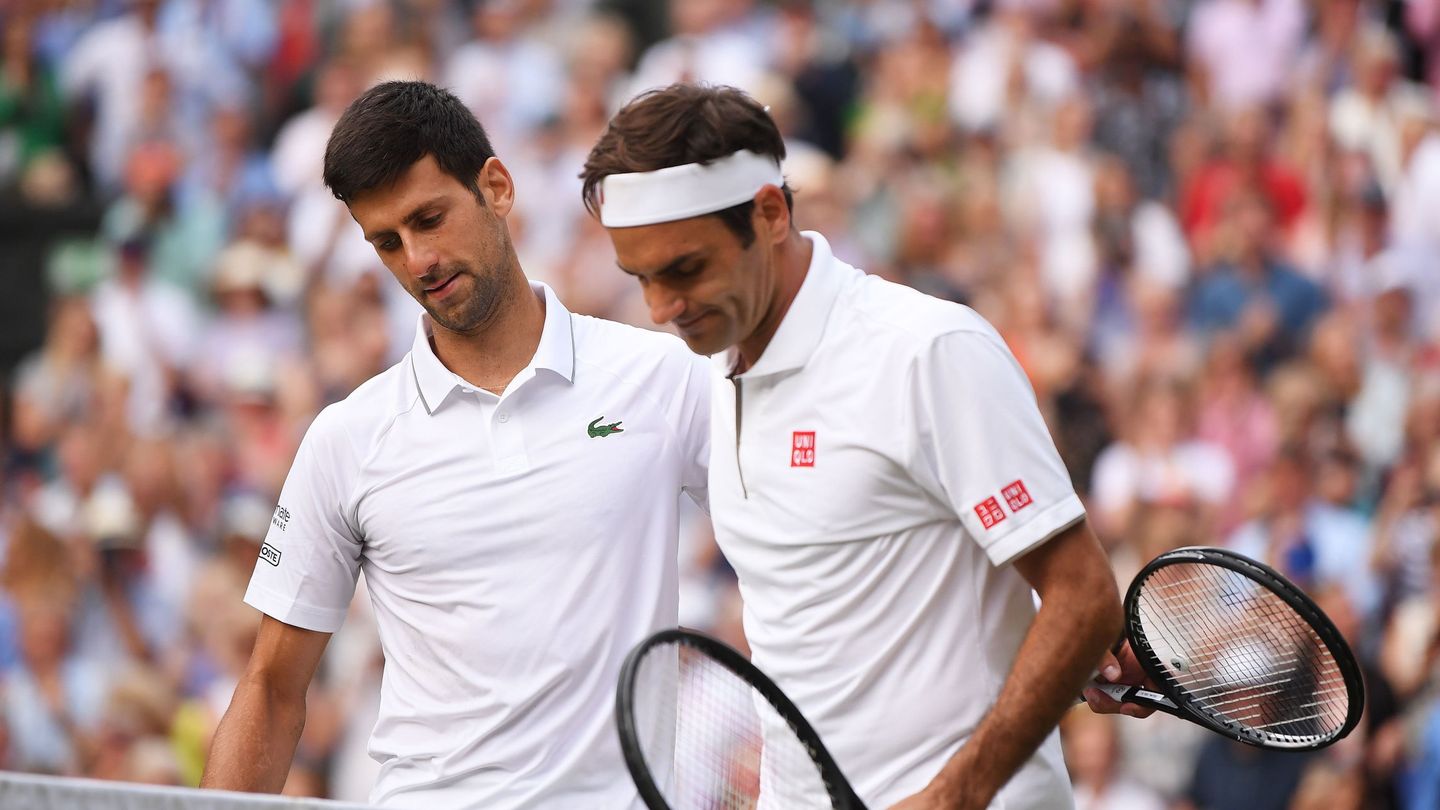 Djokovic y Federer se saludan después de la final de Wimbledon de 2019. (EFE/Phil Powell)