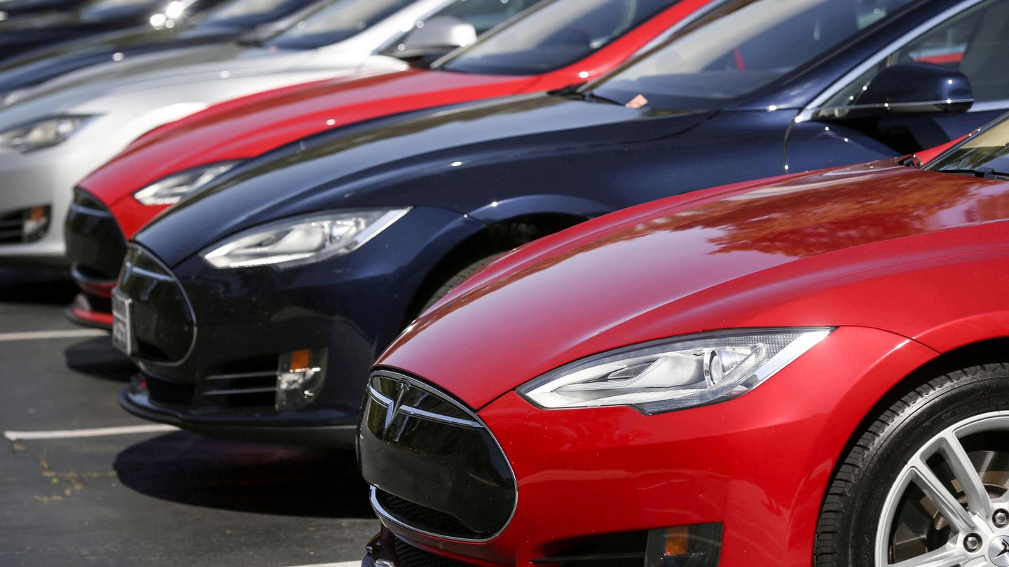 Tesla es uno de los fabricantes que están experimentando con servicios mensuales de suscripción. (Reuters)