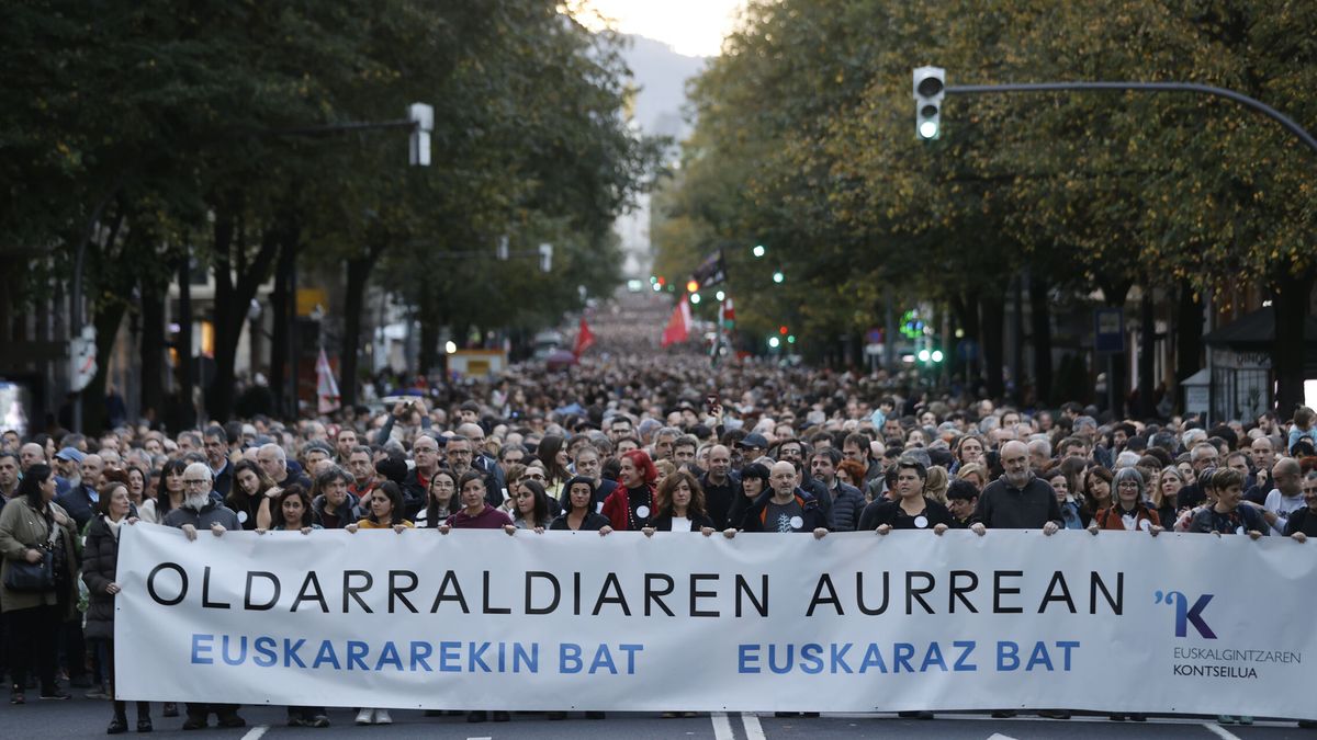 Miles de personas se manifiestan en Bilbao contra las sentencias sobre el euskera