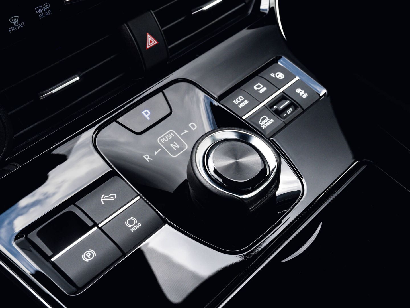 Mandos sencillos y a mano, y botones para elegir modo de conducción o intensidad de retención.