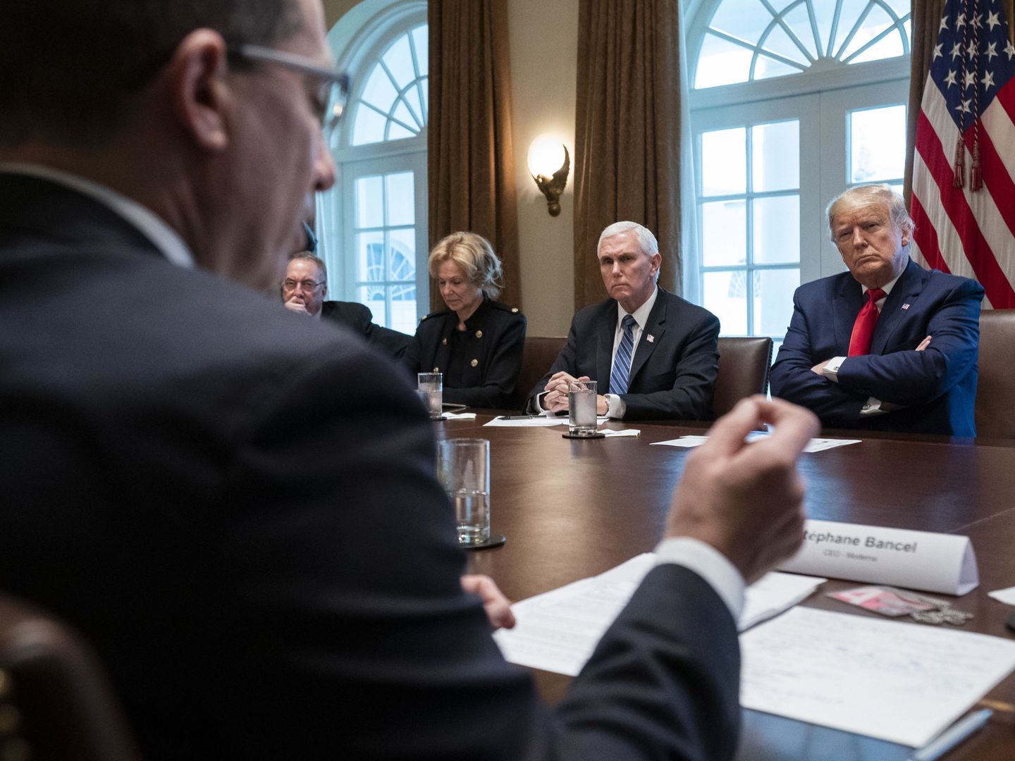 Stéphane Bancel, de espaldas, en un encuentro con Donald Trump y Mike Pence. (Reuters)