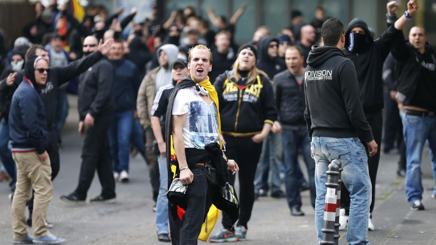 Manifestantes de extrema derecha amenazan a la prensa durante una marcha en Colonia (Reuters).