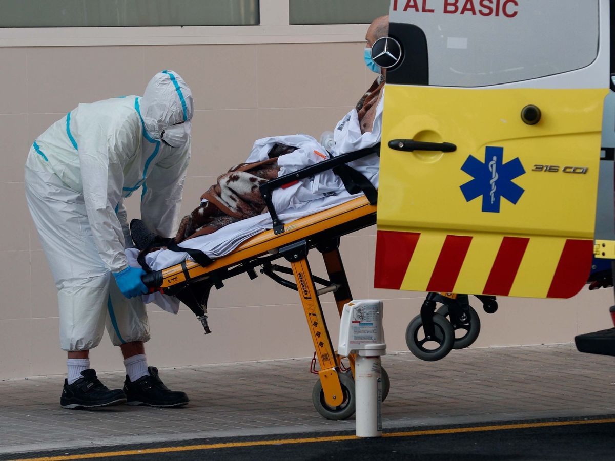 Foto: Un sanitario traslada a un enfermo en el Hospital Clínico de Valencia. (EFE)