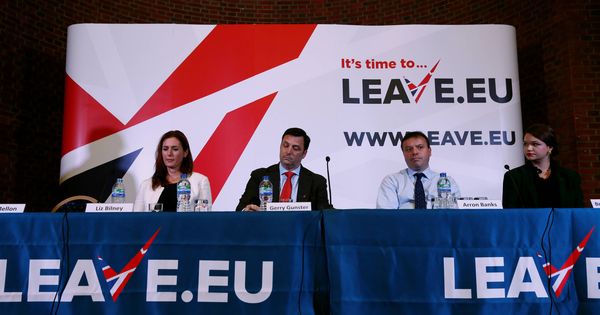 Foto: Brittany Kaiser, de Cambridge Analytica, Aaron Banks y Gerry Gunster, contratado por la campaña Leave.EU, y Liz Bilney, de Eldon Insurance Services, en rueda de prensa, el 18 de noviembre de 2015. (Reuters)