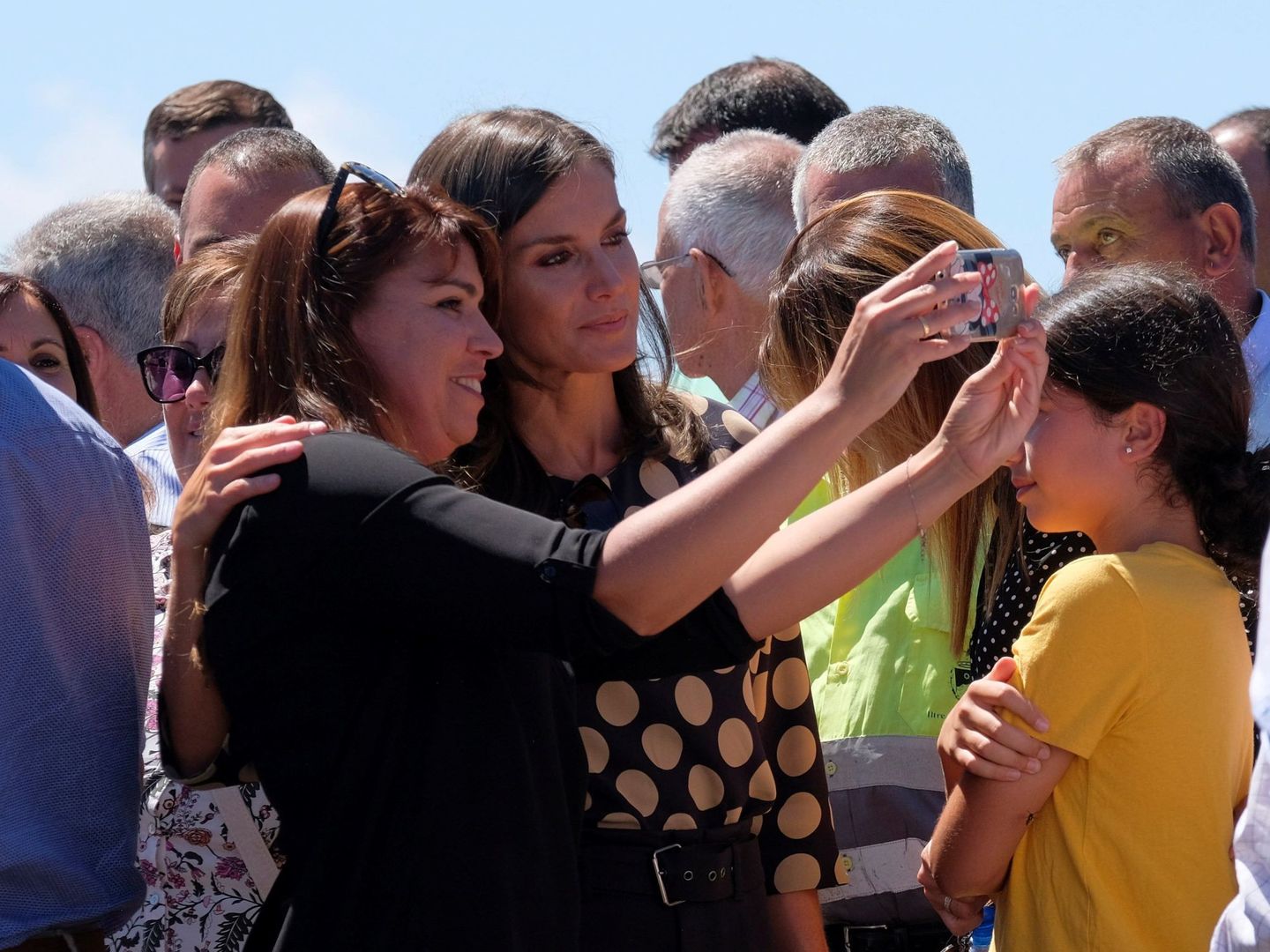 La reina Letizia se hace una foto con una mujer en Canarias. (EFE)