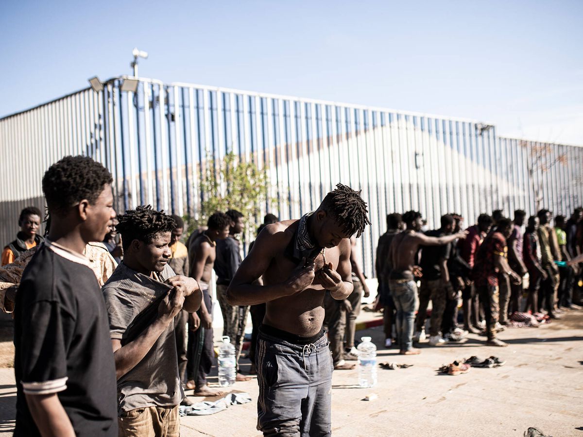 Foto: Inmigrantes tras el salto a la valla de Melilla. (Getty Images/Ilies Amar)