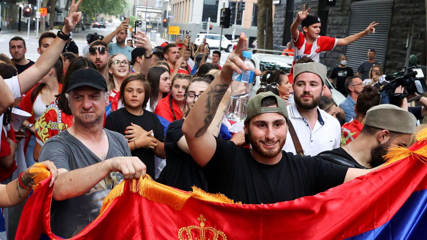 La comunidad serbia celebra la victoria. (Reuters/Loren Elliott)