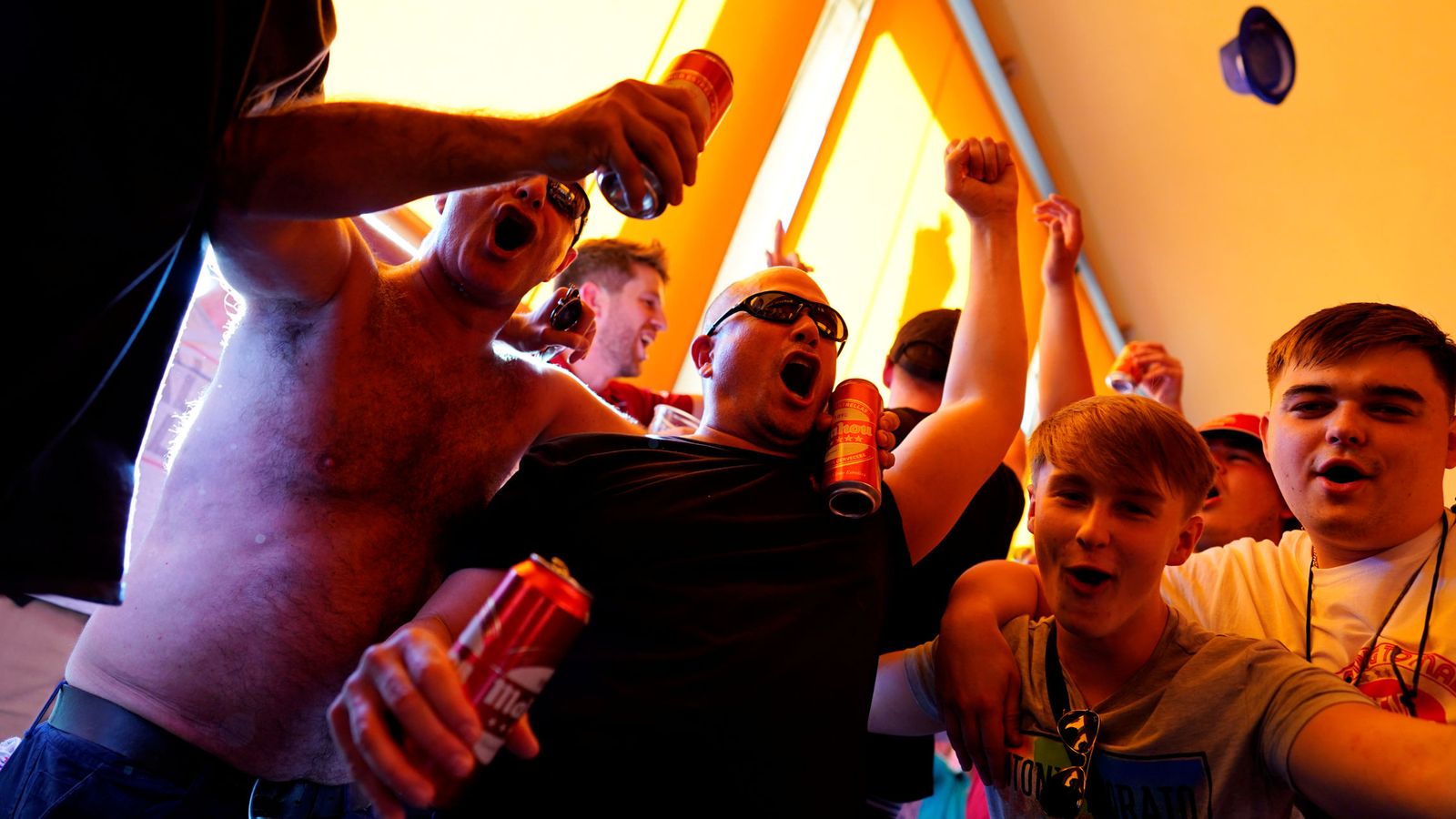 Foto: Aficionados de Lierpool y Tottenham, bebiendo y cantando este pasado viernes en un pub de Madrid. (Reuters)