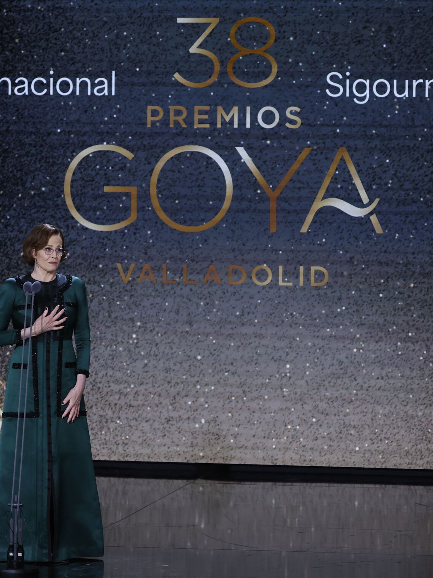 VALLADOLID, 10 02 2024.- La actriz estadounidense Sigourney Weaver recibe el Goya Internacional durante la ceremonia de entrega de la 38 edición de los Premios Goya celebrada este sábado en Valladolid. EFE Chema Moya 