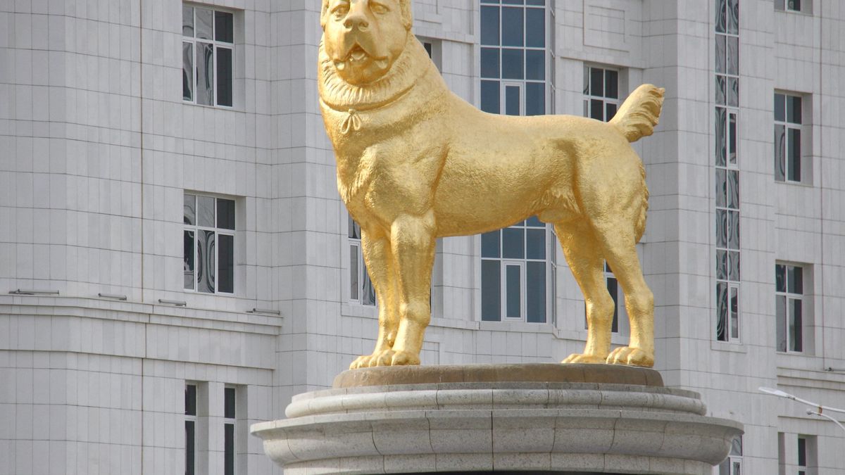 El presidente de Turkmenistán inaugura una gigantesca estatua dedicada a su perro favorito