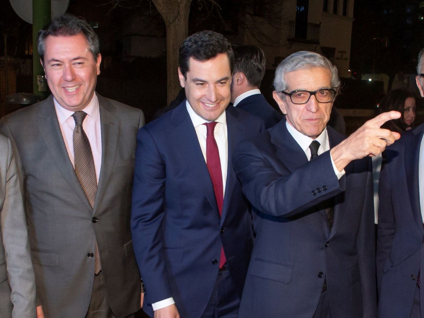 El líder del PSOE en Andalucía, Juan Espadas (i), el presidente de la Junta, Juanma Moreno (c), y el presidente de la Fundación Unicaja, Braulio Medel (d). (EFE)