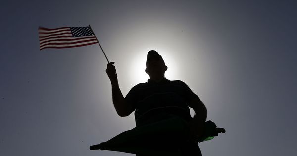 Foto: Manifestante en las oficinas de una patrulla fronteriza en EEUU. (Reuters) 