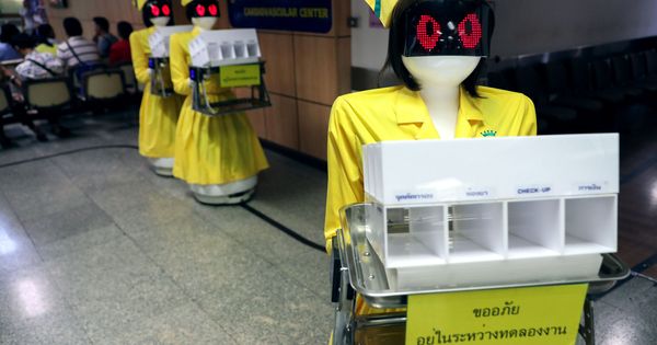 Foto: Robots, vestidos de enfermeras portan documentos en un hospital de Bangkok. (Reuters)