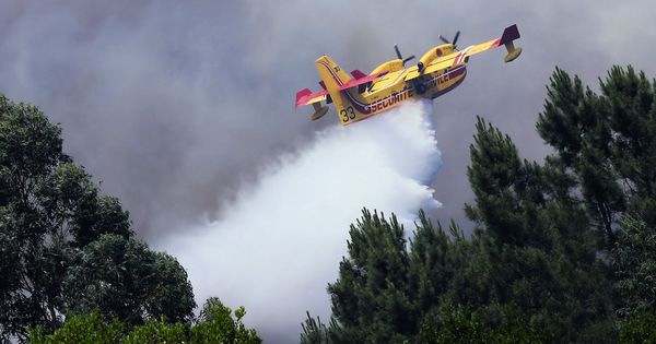 Foto:  Un avión francés combate el fuego en Alto da Louriceira (Portugal). (EFE)