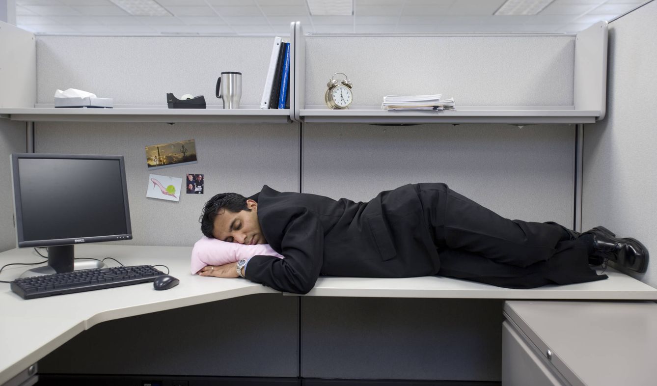 Cada vez más empresas animan a sus trabajadores a tomar una siesta en horario laboral. (Corbis)