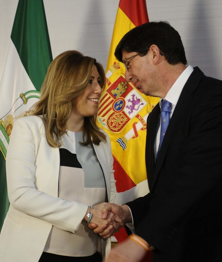 Foto: La presidenta en funciones de la Junta de Andalucía, Susana Díaz, recibe al líder de Ciudadanos, Juan Marín. (Efe)