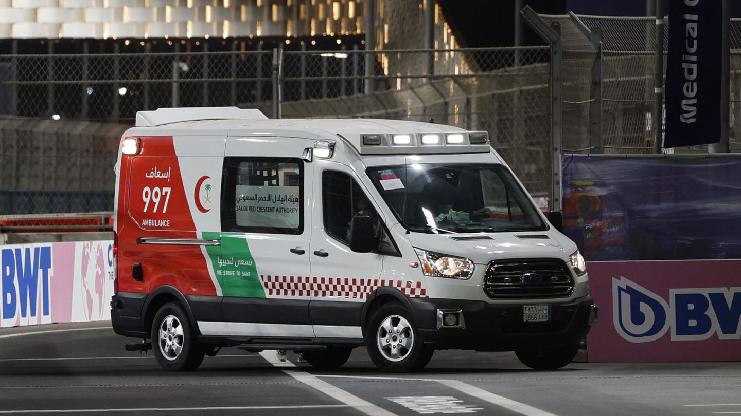 La ambulancia tuvo que acceder a la pista. (Reuters/Hamad I Mohammed)