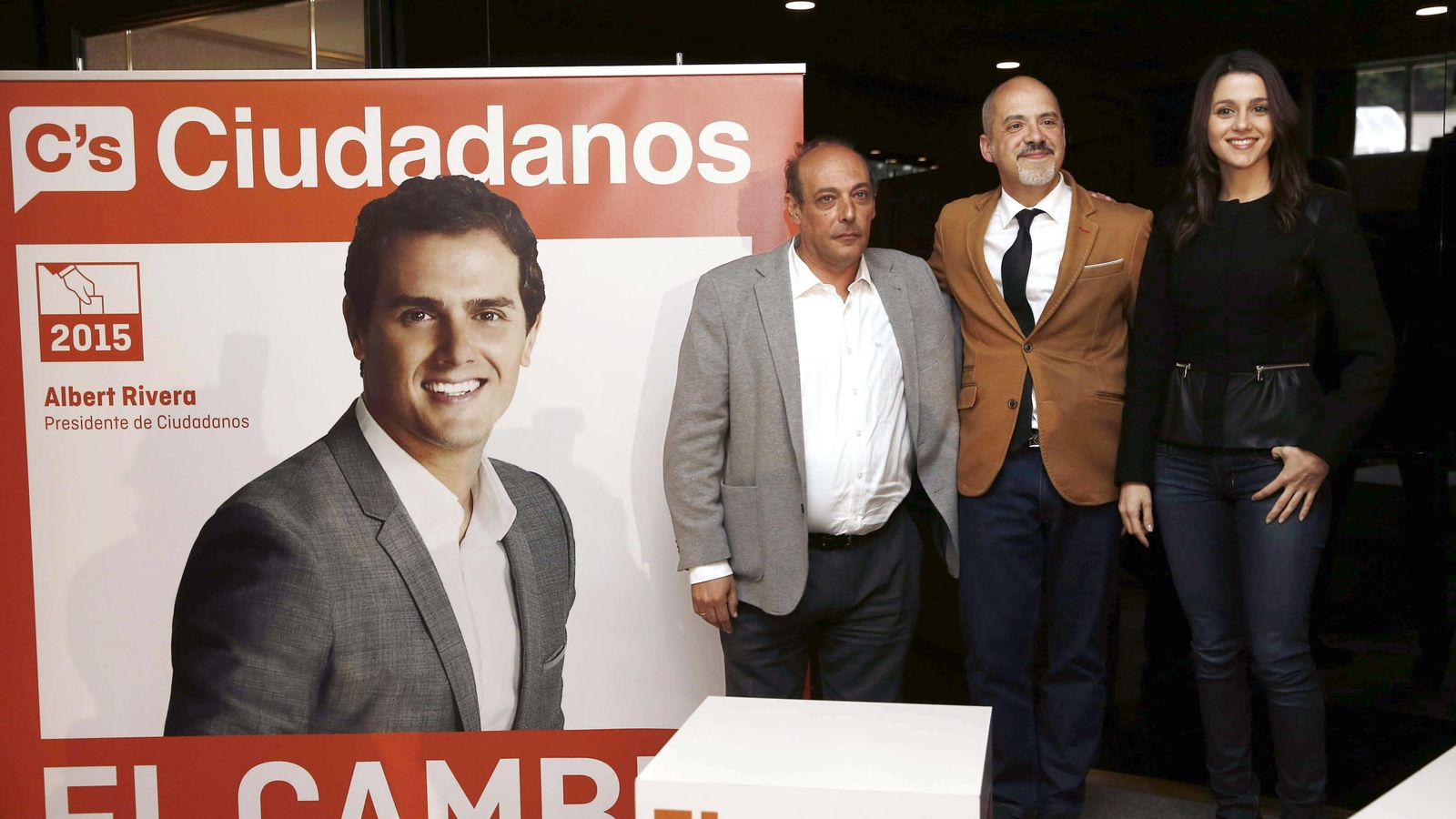 Foto: La diputada en Parlamento de Cataluña y dirigente de Ciudadanos, Inés Arrimadas, posa con el candidato a la Presidencia navarra, Diego Paños (centro), y el candidato a la alcaldía de Pamplona, Iñaki Arana (EFE)