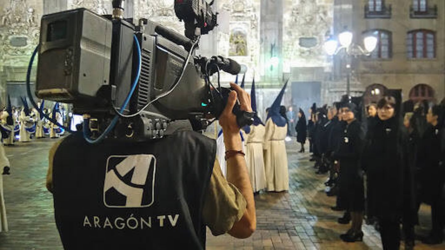 Un cámara de Aragón TV, durante una retransmisión. (Aragón TV)