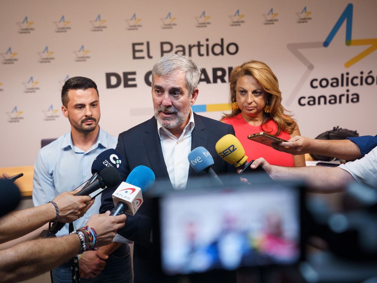 Foto: Fernando Clavijo, presidente de Canarias, en el centro de la imagen. (EFE/Ramón de la Rocha)