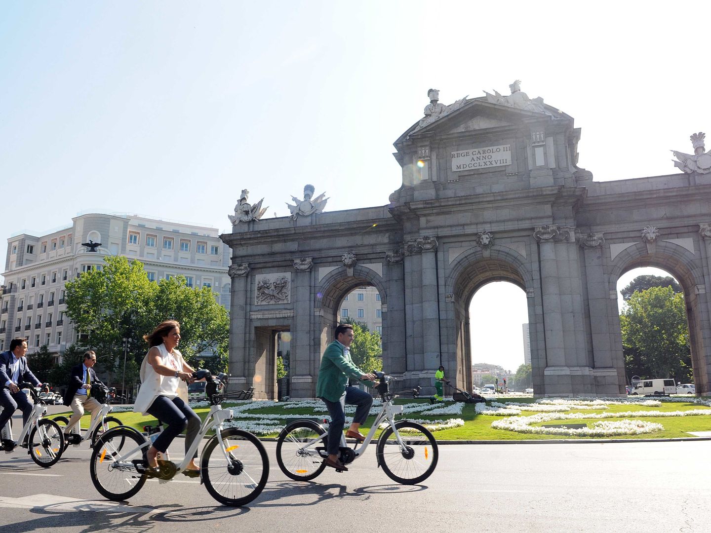 La alcaldesa de Madrid inaugura BiciMad, el servicio de alquiler de bicicletas eléctricas para el centro de la capital. Foto: Ayuntamiento de Madrid.