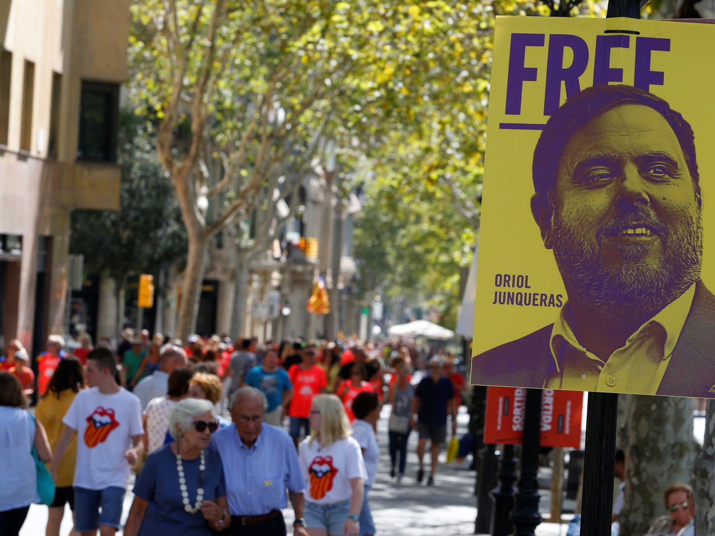 Foto de archivo: cartel donde se pide la libertad de Oriol Junqueras. (EFE)