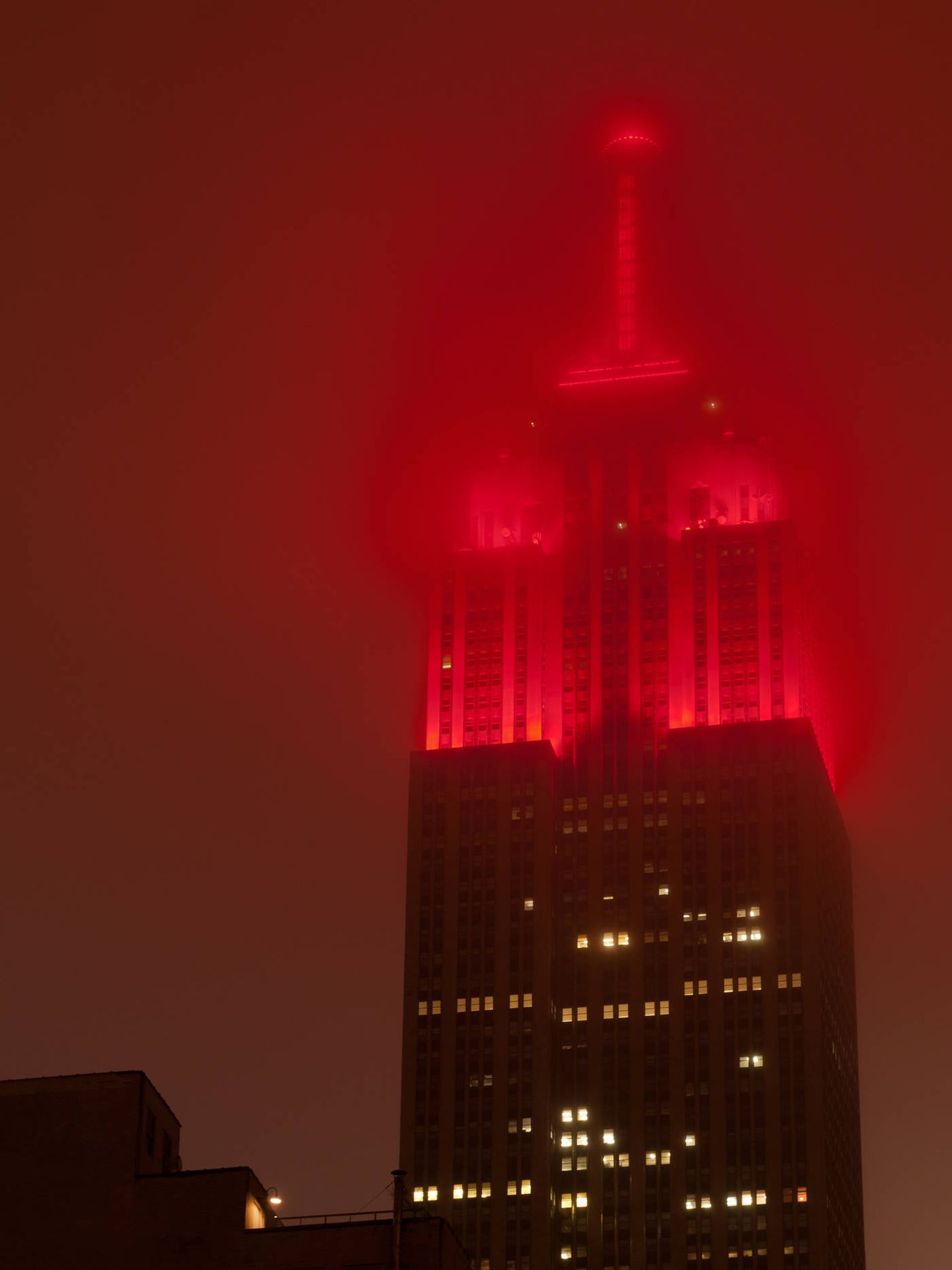 El Empire State de rojo y envuelto por una espesa niebla. (iStock)