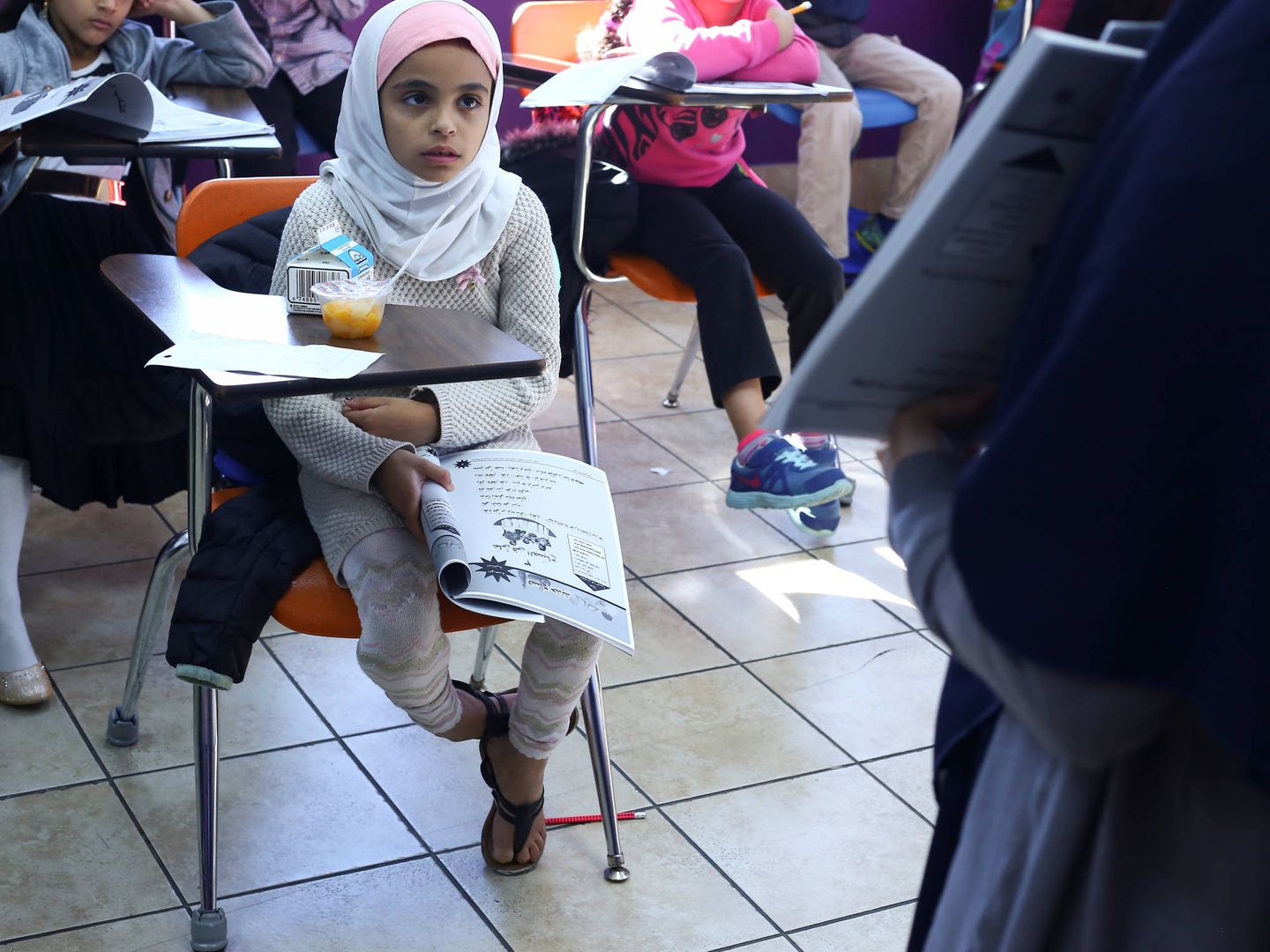 Saja Mashgar, de 8 años, escucha a su profesora durante una clase en Masjid Al-Salaam, una mezquita de Dearborn, Míchigan (Reuters).