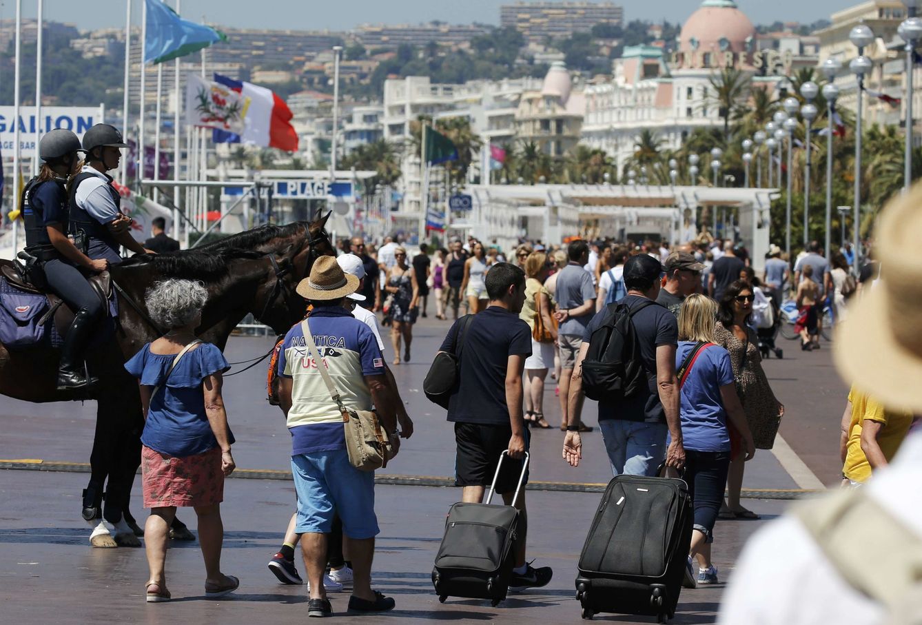 La policía montada francesa vigila el Paseo de los Franceses de Niza, que trata de volver a la normalidad. (Reuters)