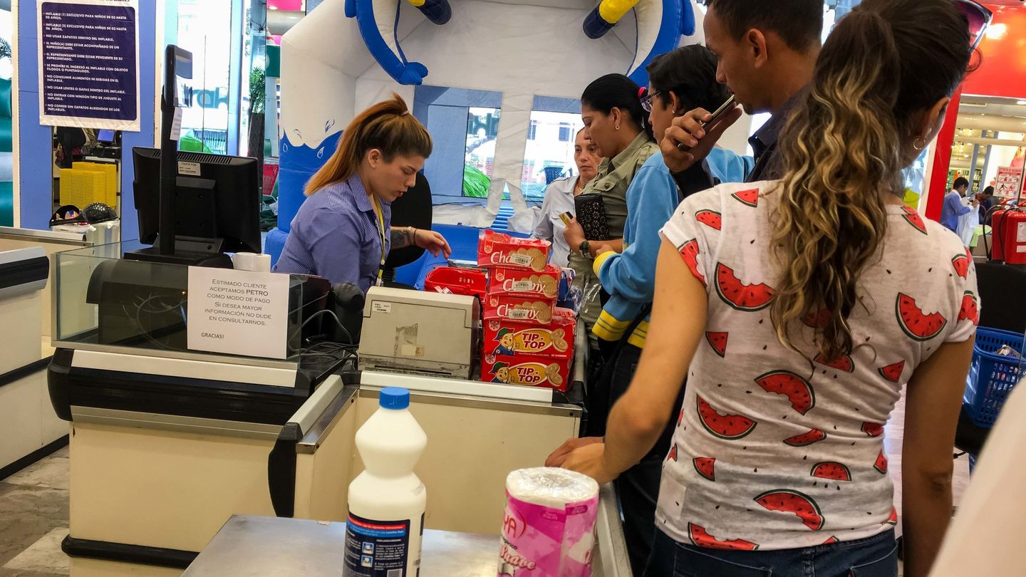 Venezolanos compran en una tienda donde se acepta la criptomoneda 'Petro', el 22 de marzo de 2018, en Caracas. (EFE)