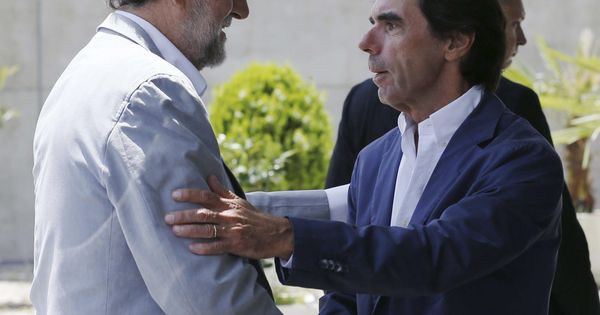 Foto: El presidente del Gobierno y del PP, Mariano Rajoy (i) y el presidente de honor del PP y presidente de FAES, José María Aznar. (EFE)