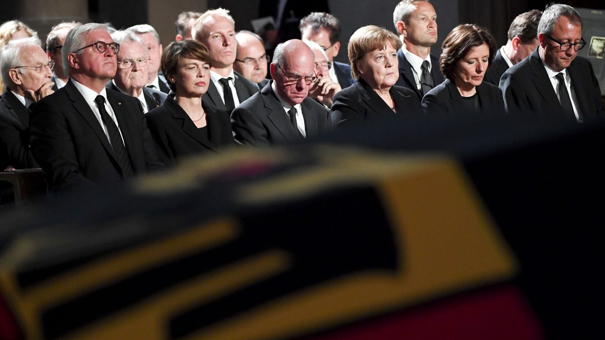 Berlusconi y Sarkozy dan la nota: entre bambalinas del primer gran funeral europeo