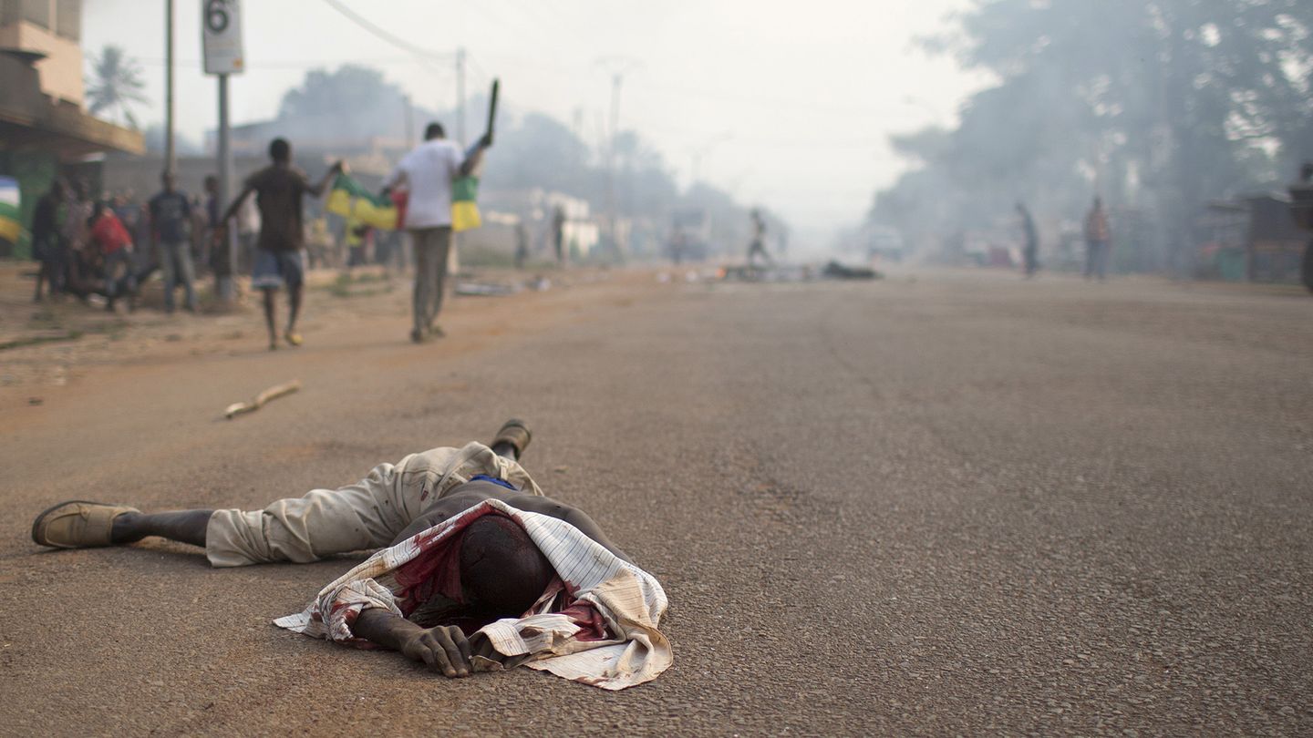 El cuerpo de un musulmán asesinado el 9 de febrero por cristianos en Bangui (Reuters). 