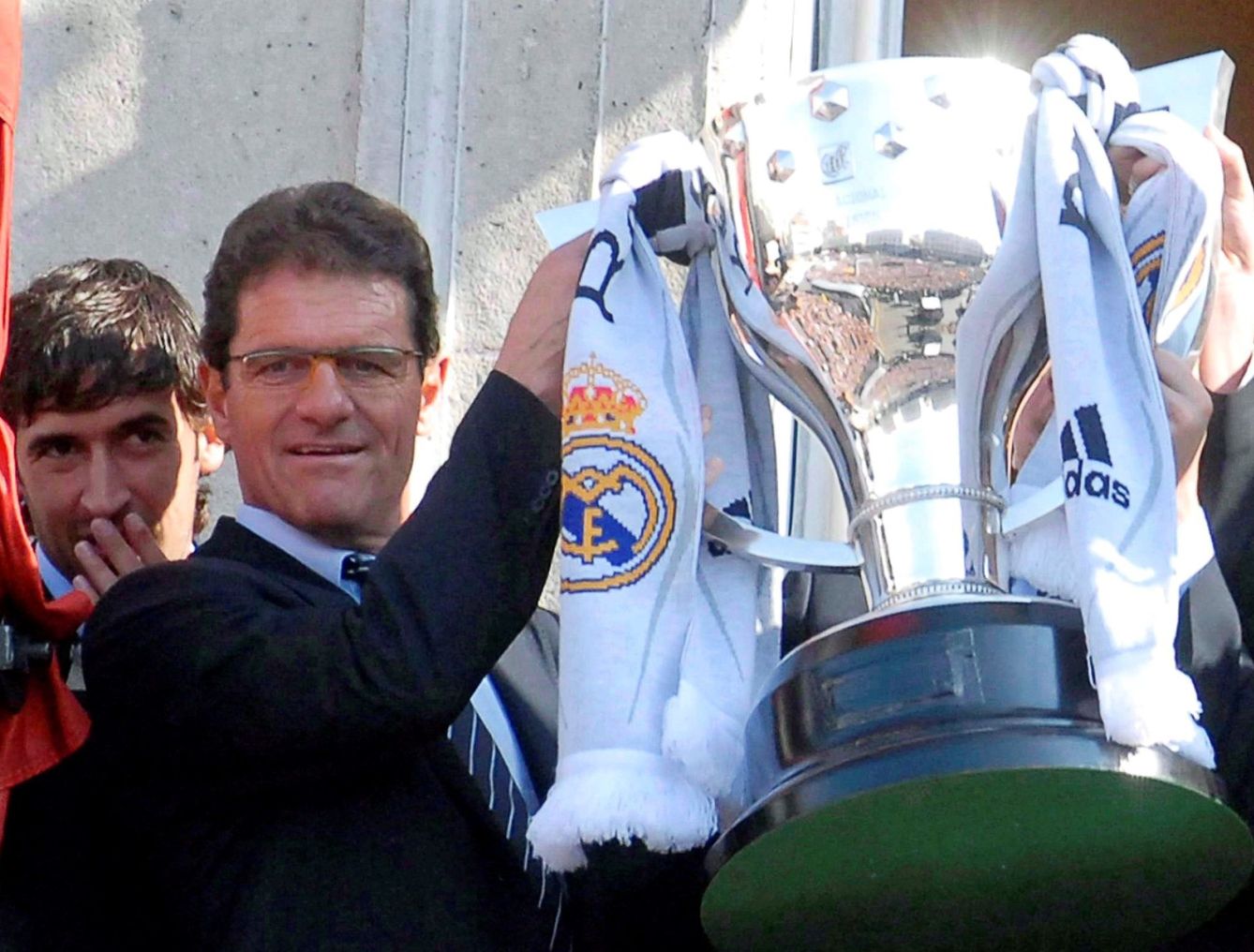 Fabio Capello sujeta el trofeo de campeones de la Liga 2007. (EFE)