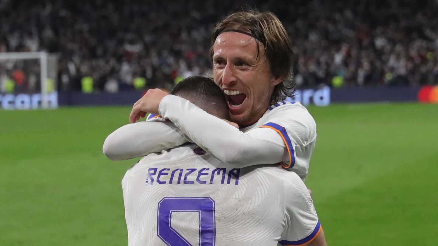 Modric y Benzema se abrazan tras la remontada contra el PSG.