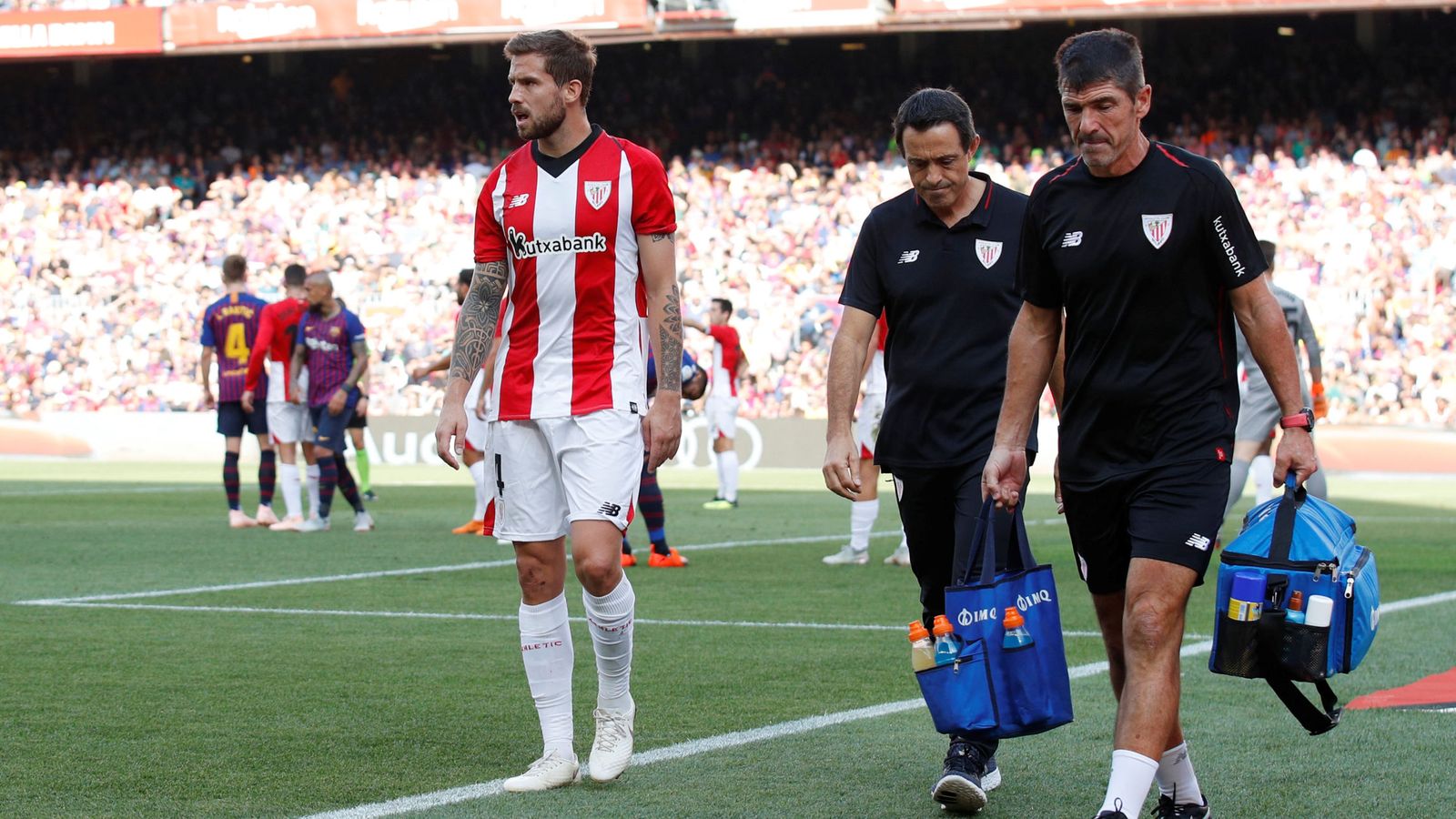Foto: Iñigo Martínez, en el momento de retirarse por lesión ante el Barcelona. (Reuters)