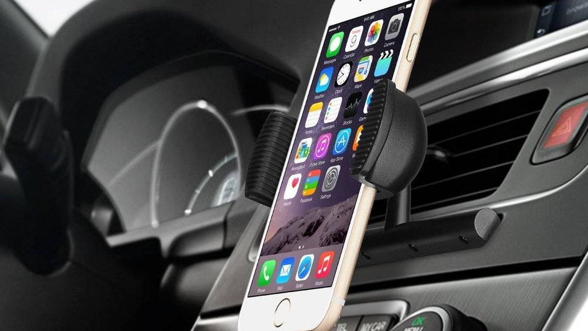 Multas por llevar el móvil en un soporte en el parabrisas del coche: ¿qué  hay de cierto?