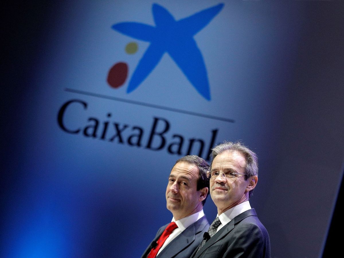 Foto: El presidente y el consejero delegado de Caixabank, Jordi Gual (d) y Gonzalo Gortázar, en un acto de la entidad. (EFE)