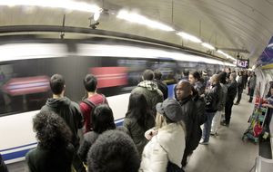 Esperas interminables en los andenes del Metro de Madrid 
