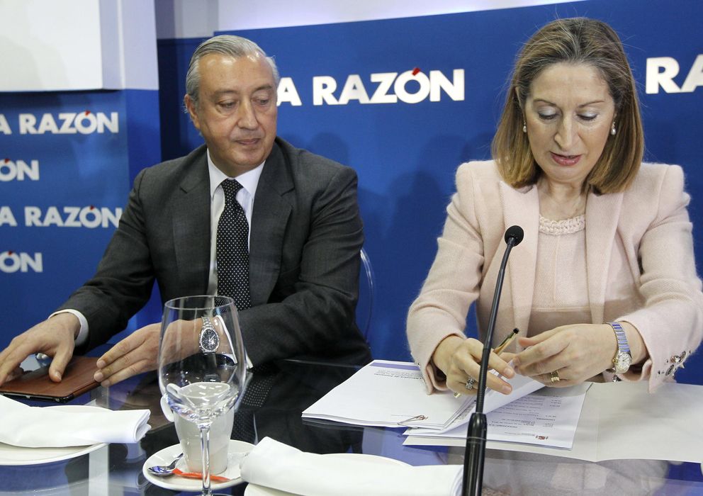 Foto: La ministra de Fomento, Ana Pastor, y el presidente de Refe, Julio Gómez-Pomar (Efe)