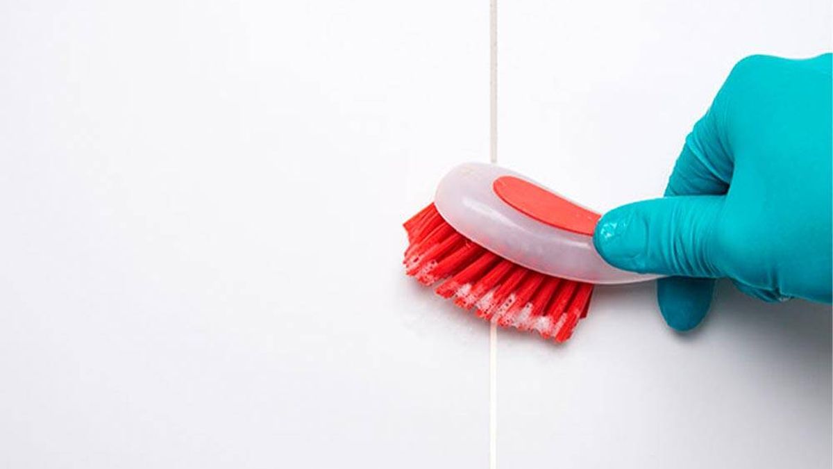 El truco para limpiar las juntas de las paredes y el suelo sin esfuerzo (incluso si hay moho)