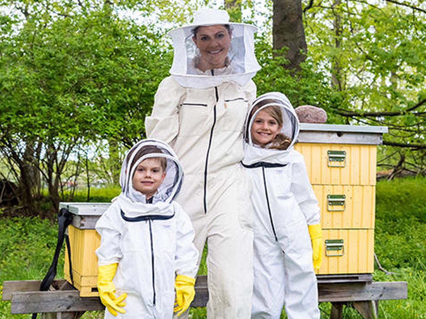 Victoria, Estelle y Oscar, apicultores por un día. (Pelle T. Nilsson / Casa Real)