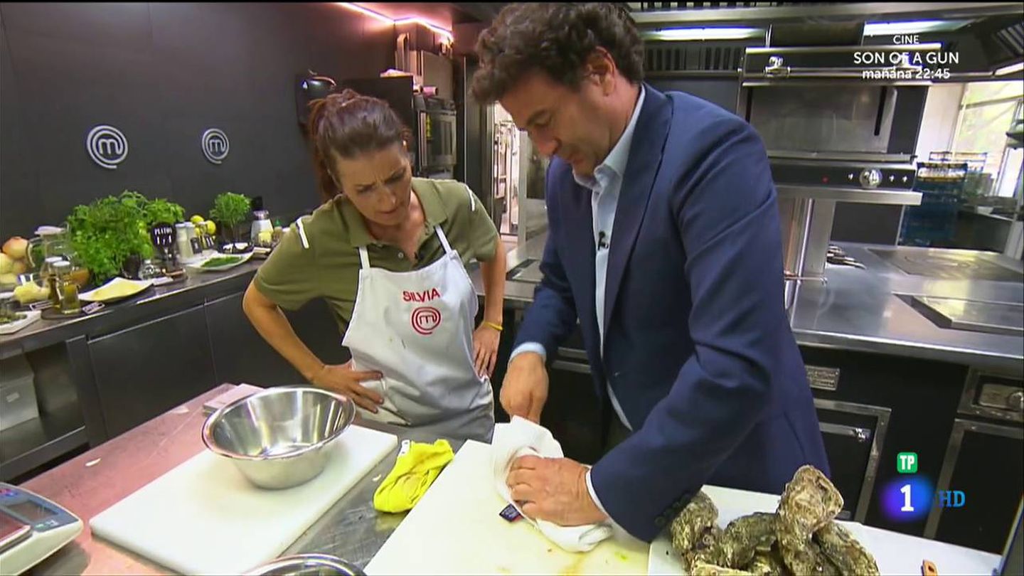 Silvia Abril abriendo ostras en 'MasterChef Celebrity 2'. (RTVE)