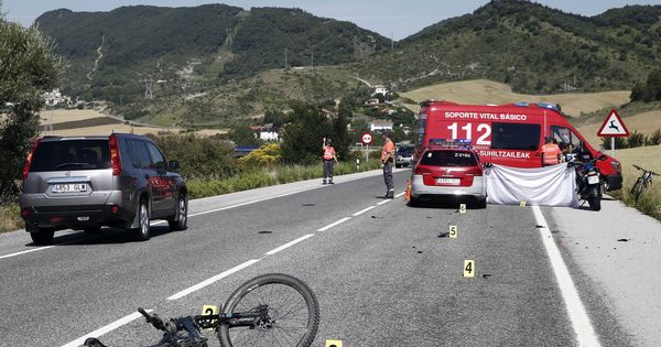 Foto: Muere un ciclista atropellado en Erice de Iza, Navarra. (EFE)