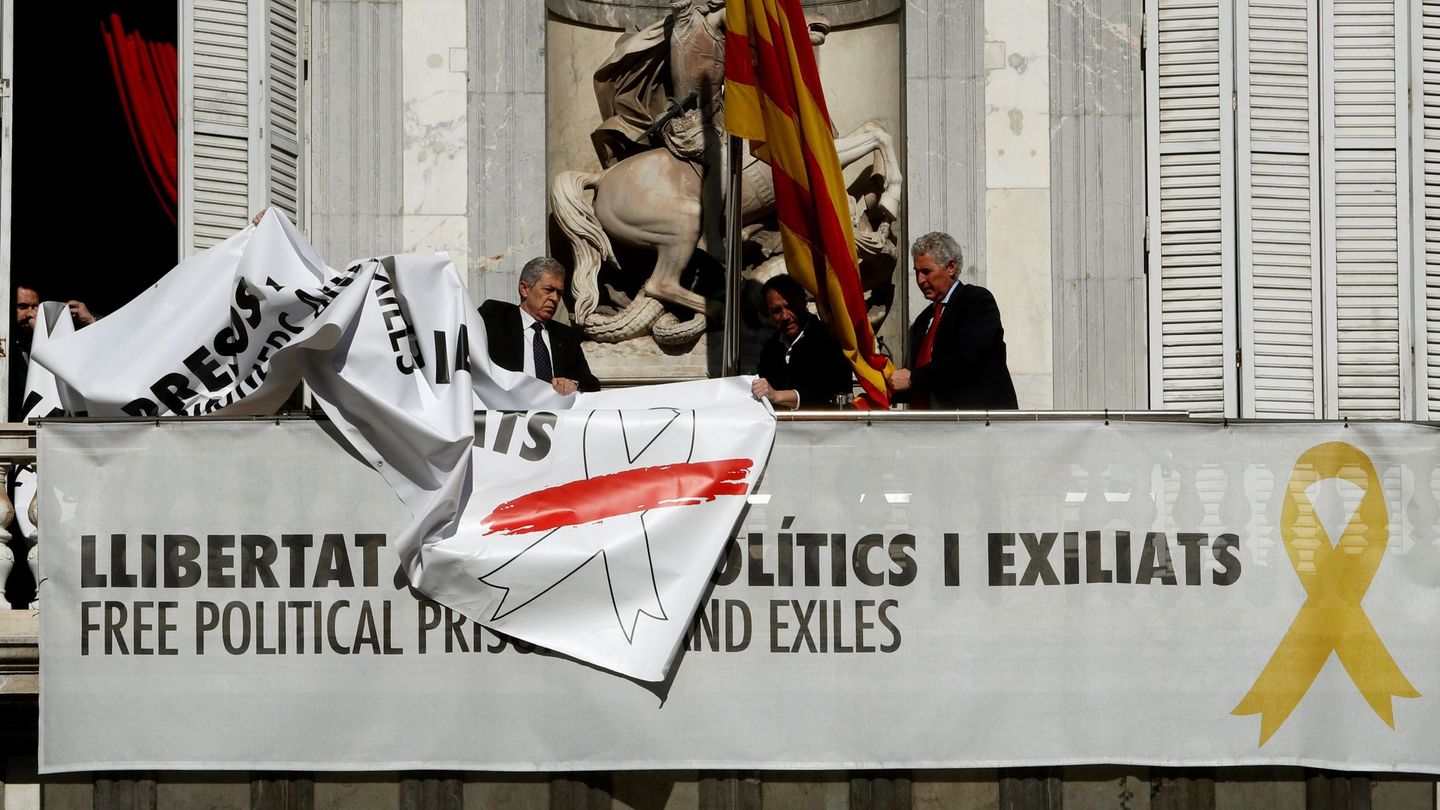 Torra sustituye la pancarta a favor de los 'presos políticos' del balcón del Palau de la Generalitat. (EFE)