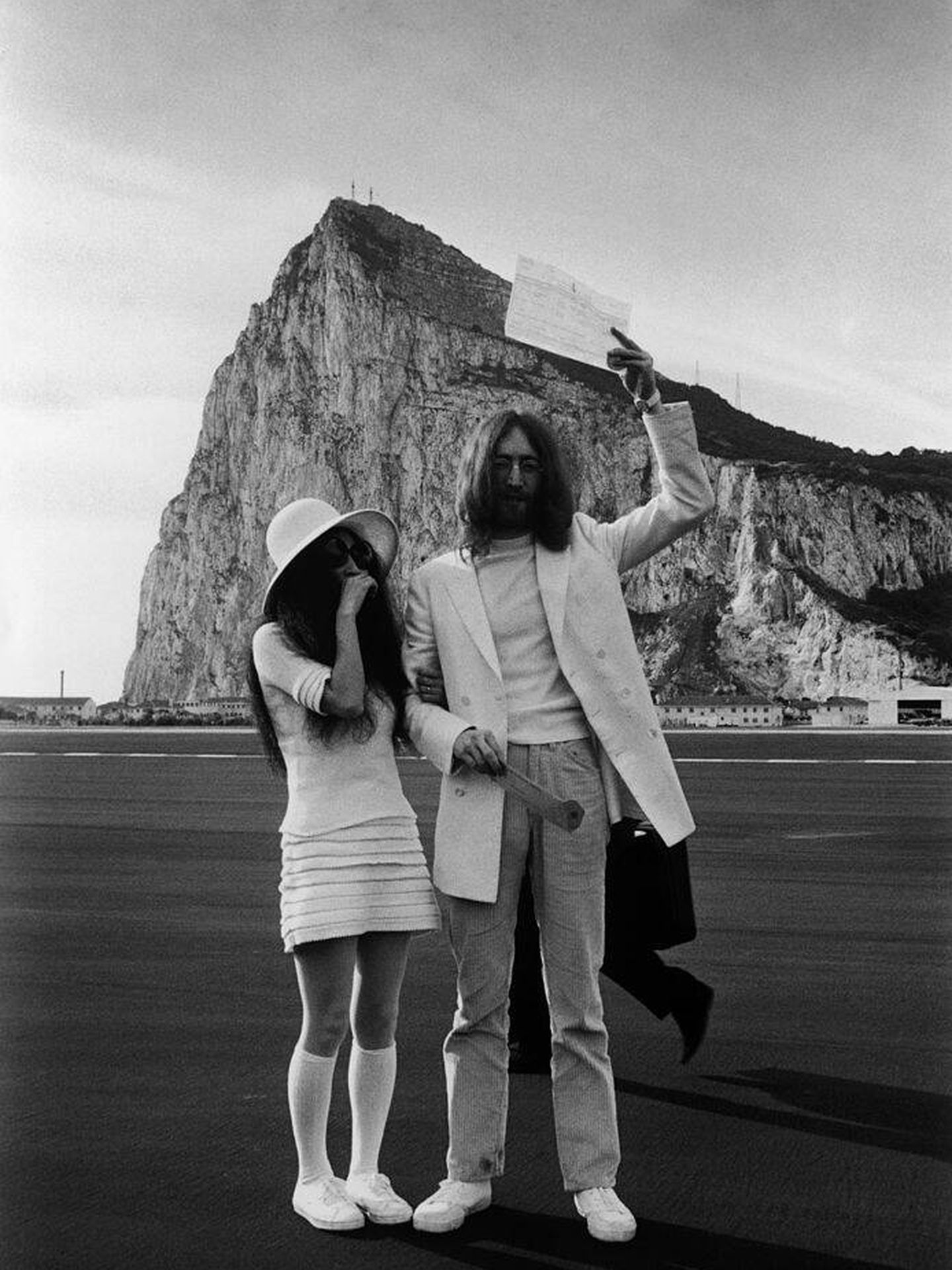 Yoko Ono y John Lennon, en su boda en Gibraltar. (Getty)