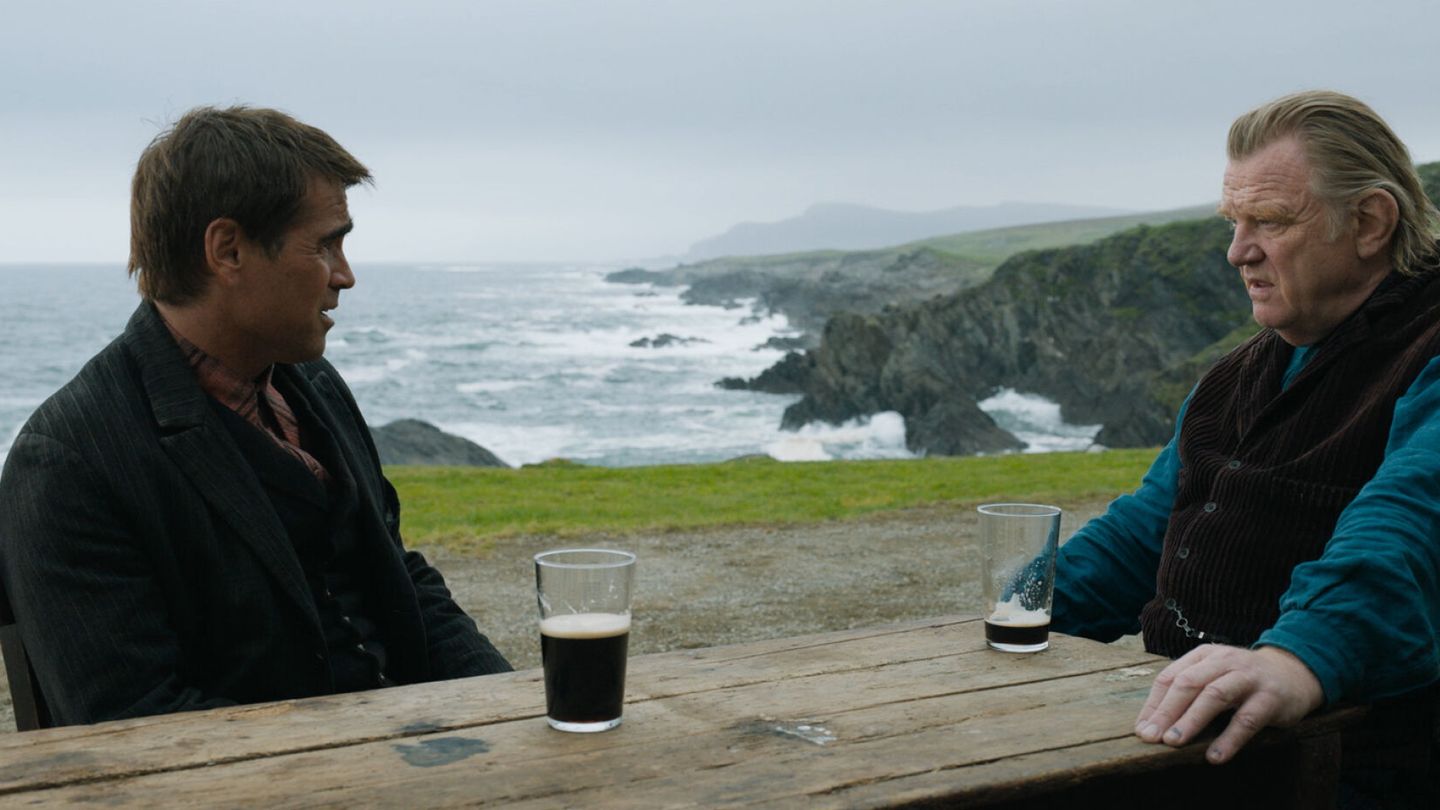 Colin Farrell y Brendan Gleeson interpretan a dos amigos que dejan de serlo de la noche a la mañana por decisión de uno de ellos en 'Almas en pena en Inisherin', de Martin McDonagh. (EFE)